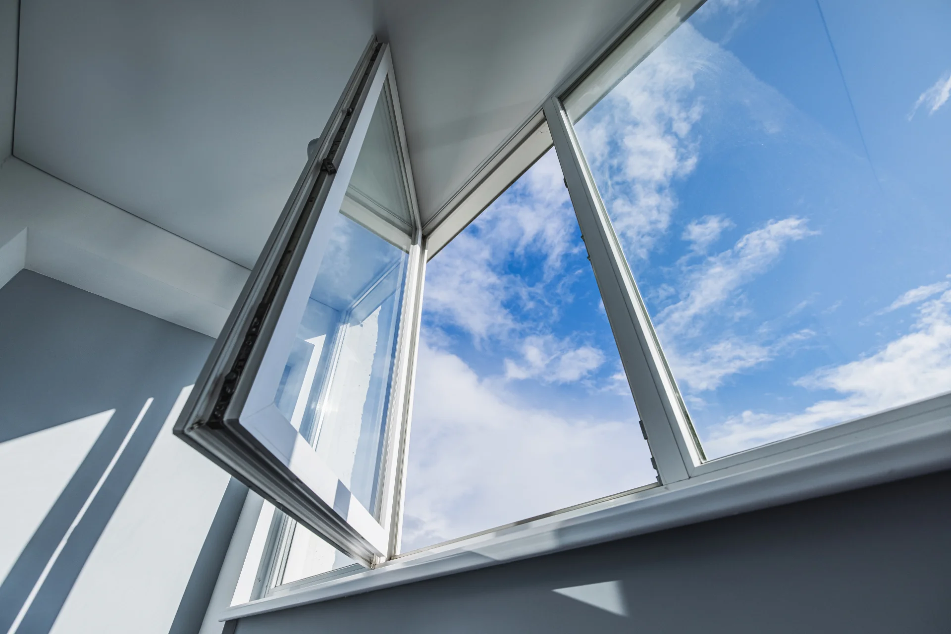 VLX 80 Casement Window in Miami, FL | TruePane Windows & Doors - detail 1